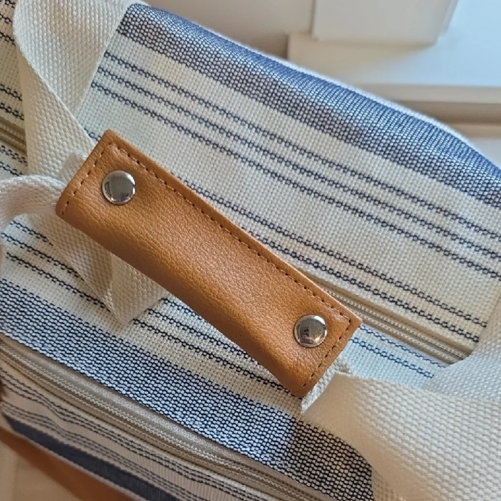 DSW Striped WEEKENDER Bag with Tan Accents - Picture 3 of 9